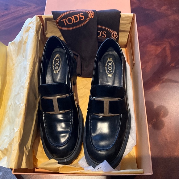 TOD’S Shoes - TOD’S Black Leather Lugg Sole Loafer in Size 9 with Gold Buckle